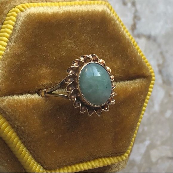 Jade Oval Yellow Gold Victorian Vintage Ring - Picture 5 of 11